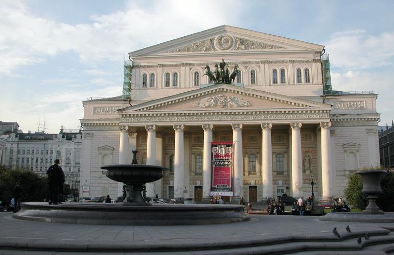 国内单位有同事去我们学校参观学习,曾经一起去莫斯科国家大剧院观看