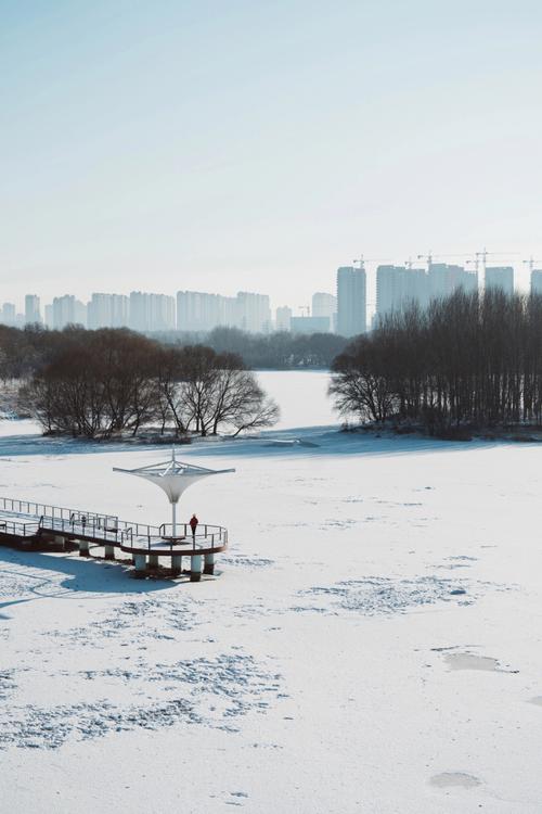 城市摄影冬天的最后一场雪