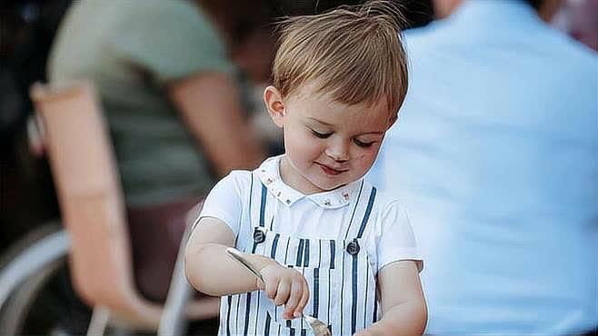 卢森堡王室小王子,白皙脸蛋上摔伤继续营业,2岁正是淘气的年龄