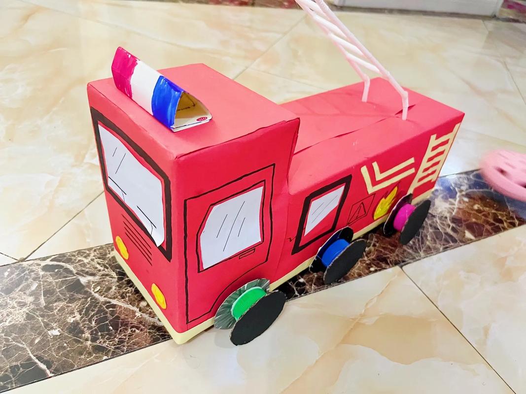 用纸箱做的消防玩具车,完美上交幼 - 抖音