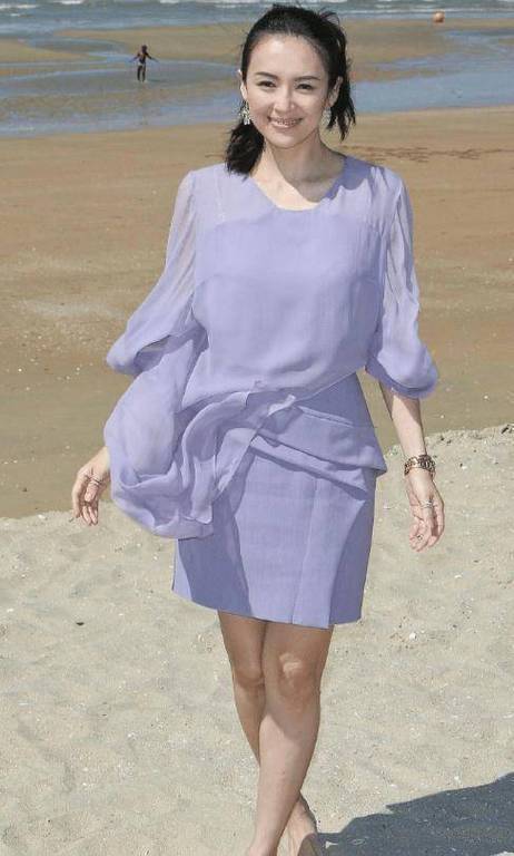 原创章子怡沙滩照惊艳了穿紫色连衣裙甜美减龄难怪汪峰那么爱她