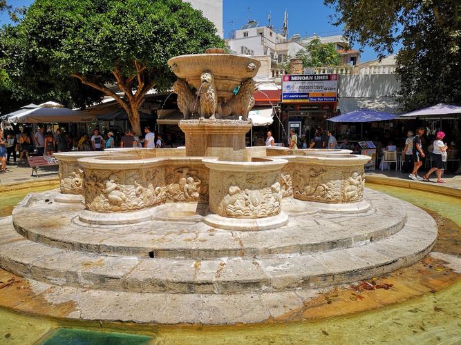 市中心的喷泉,据说有几百年历史了