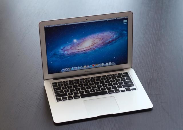 2010 年发售的    英寸 macbook air.图/anandtech