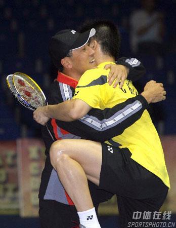 图为中国羽毛球队总教练李永波与蔡赟拥抱庆祝胜利.