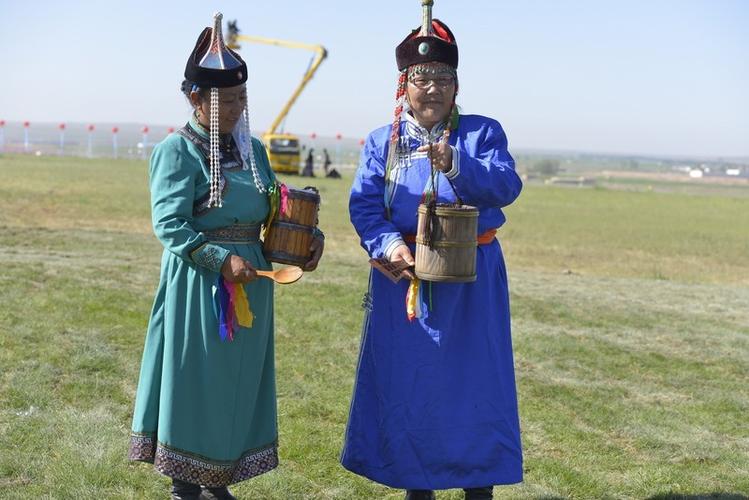 一组蒙古族服饰