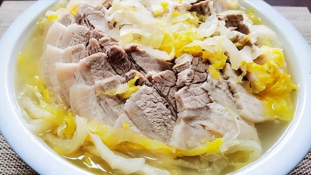 东北经典名菜——酸菜白肉,怎样做才能"酸菜爽脆,汤汁浓郁"?