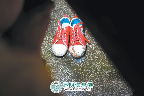 在伤者的病床下,放着一双带有血迹的鞋 记者郎晓伟/摄