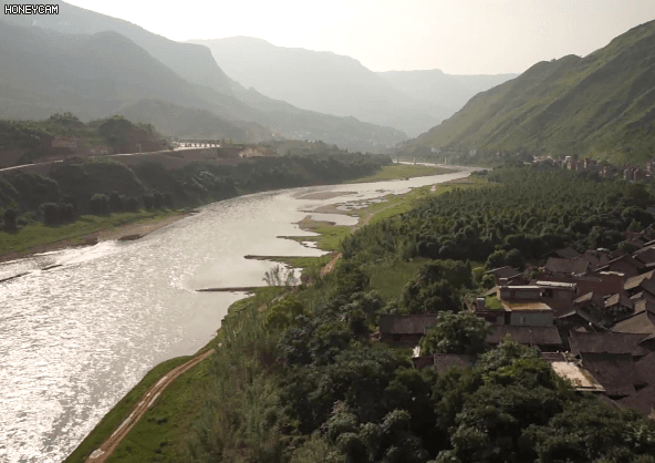 赤水河是长江流域的一级支流,八十多年前,红军长征途中曾经四次飞跃