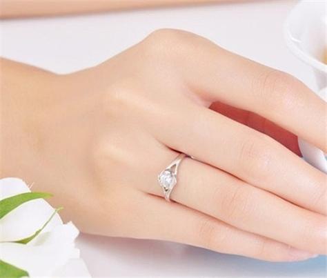 结婚戒指戴在那只手正确戒指佩戴手指都有什么含义