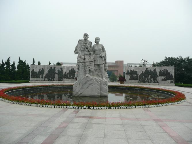 原始图片 革命历史纪念馆前的雕塑