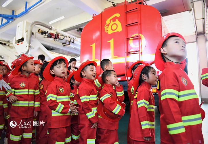 幼儿园小朋友们来到哈尔滨市松北区消防救援大队,变身"小小消防员"