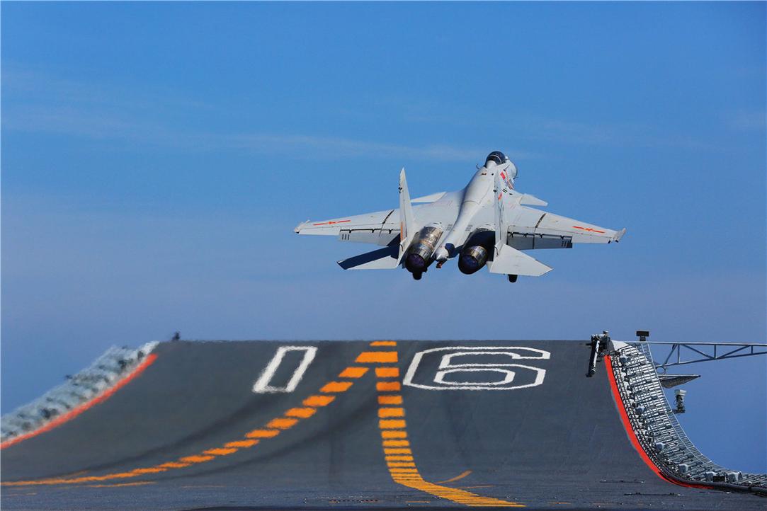 7月1日,一架歼-15舰载战斗机从辽宁舰滑跃起飞.新华社记者 曾涛摄