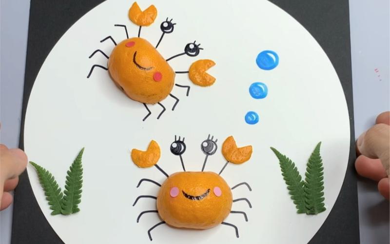 用吃完的橘子皮,拼贴一幅立体小螃蟹创意手工画,超级简单又可爱