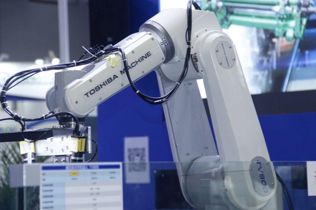 目前,东芝机器人主要产品包括了scara工业机器人,垂直铰接机器人,直角
