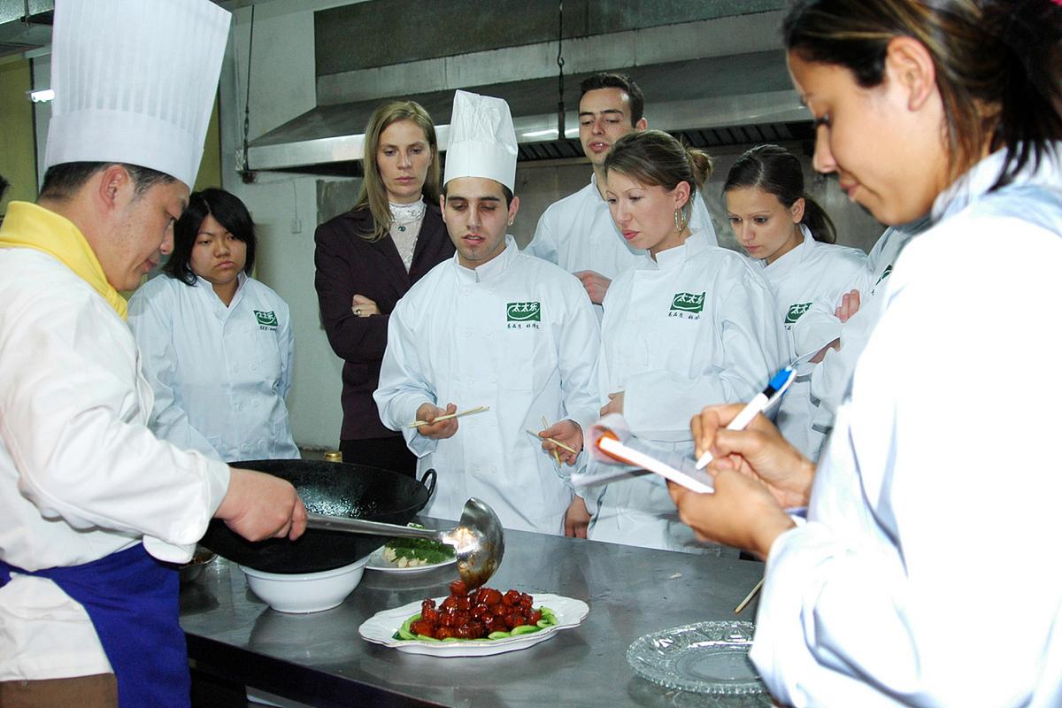 烹饪专业适合从事哪些职业 美食评论家:可以在媒体,美食网站等机构