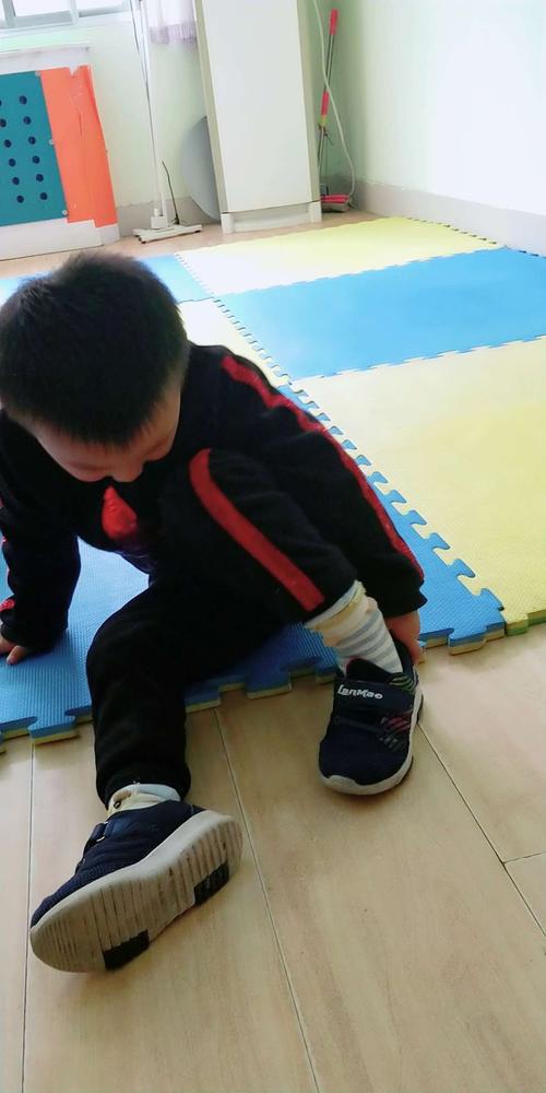 蓝天东苑幼儿园小班自我服务活动——我会找鞋子,穿鞋子