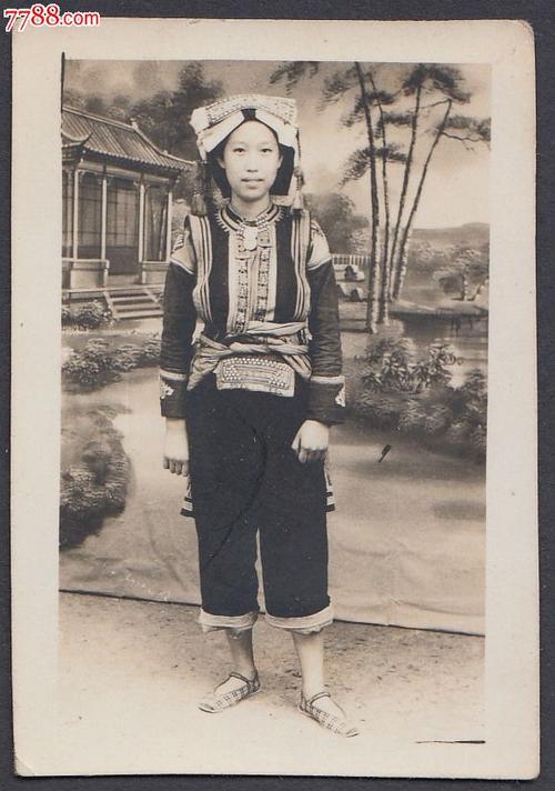 建国初期民族服饰穿戴的女子