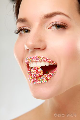 女人的嘴唇可爱甜蜜糖果