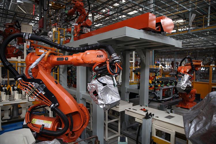 就有超500台瑞士abb机器人完成所有总成焊接,搬运作