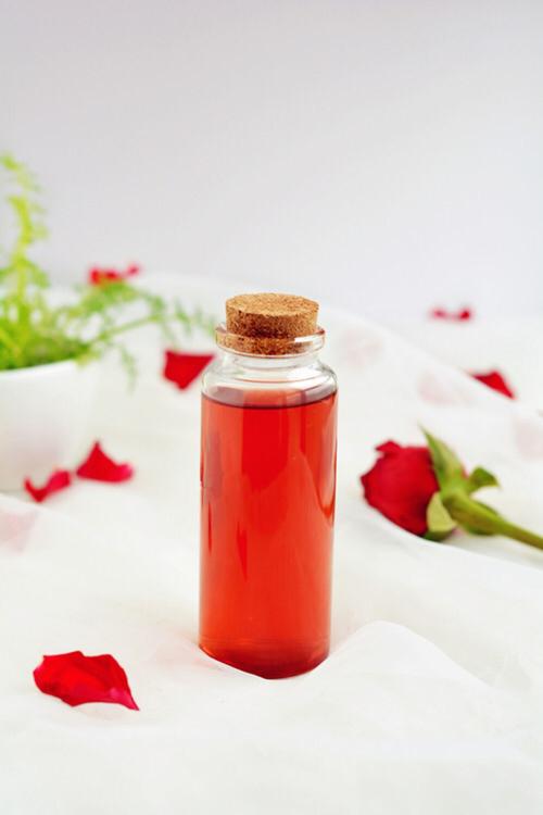 自制玫瑰爽肤水:玫瑰花10朵,盐3克,纯净水或蒸溜水适量.