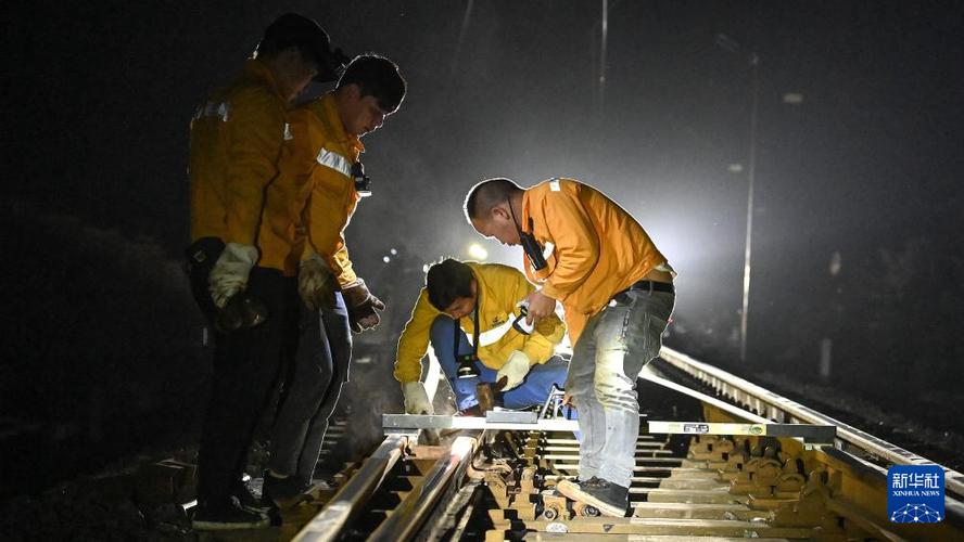 3月21日,在玉林至铁山港铁路线上,工人们在查找路轨处的隐患.