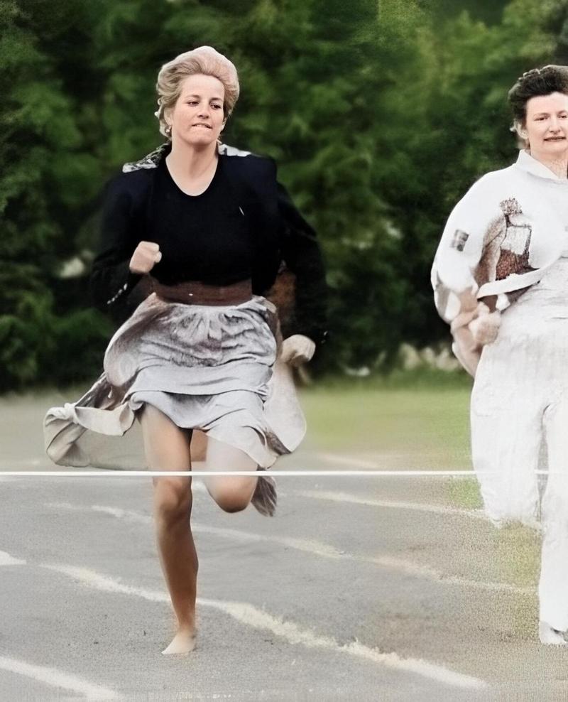 照片中赤脚跑步的女子是英国王室的戴安娜王妃.