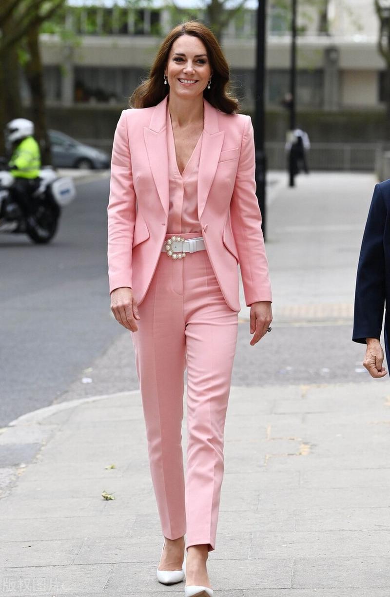 凯特王妃到访伦敦弃婴博物馆,淡粉色西服套装搭配v领衬衫,白色高跟鞋