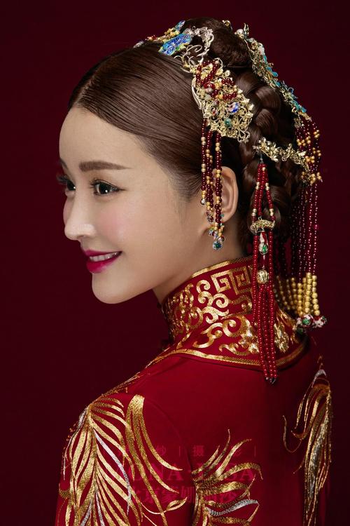 红色是中国的喜庆色,吉祥色,传统色,以"中国红"为拍摄主题的婚纱照