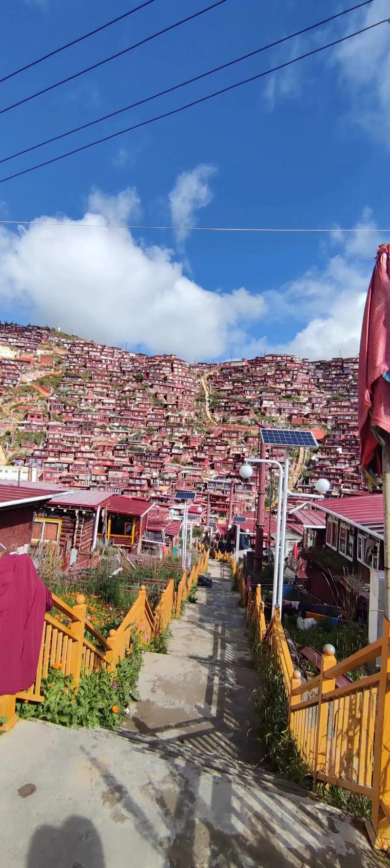 佛学院坐落在四川省甘孜藏族自治州色达境内 - 抖音