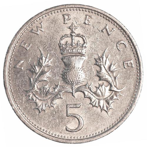 5 英国便士硬币,5 英国便士硬币上孤立的白色背景