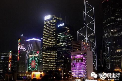圣诞节期间,不少写字楼的外墙用灯光组成各种圣诞图案,装点节日的香港
