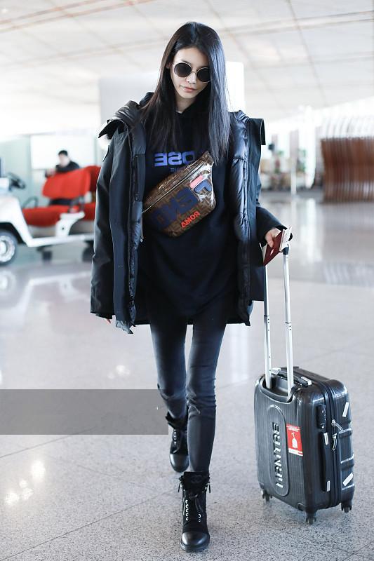 奚梦瑶现身机场,她一身超酷黑衣,内搭黑色卫衣,迈着大长腿似在t台走秀
