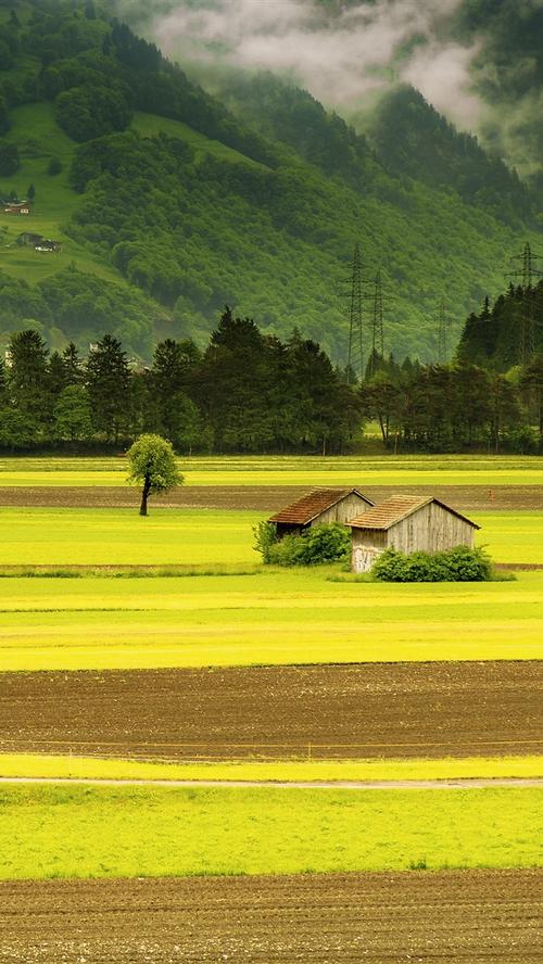 美丽的风景,绿色的田野,小屋,山脉,村庄 iphone 壁纸