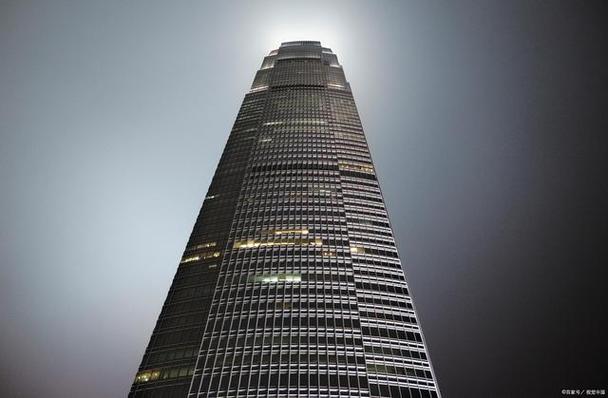 香港中银大厦是位于香港中环地区的一座标志性建筑,也是香港的金融