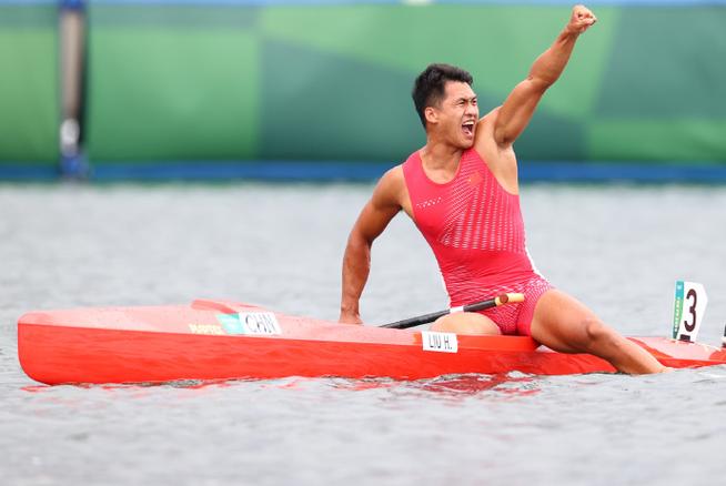 恭喜艇上猛男刘浩获得东京奥运会皮划艇静水男子1000米单人划艇银牌!