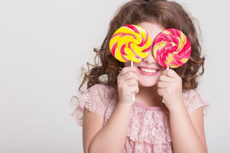 糖果棒棒糖,快乐的小女孩,吃糖吃棒棒糖,有趣的孩子的孩子吃甜食.