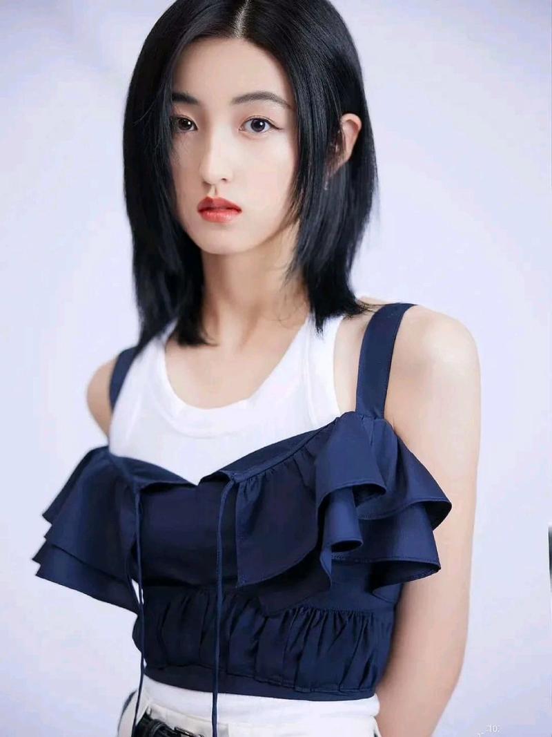 张子枫,2001年8月27日出生于河南省三门峡市,是中国内地女演员,歌手