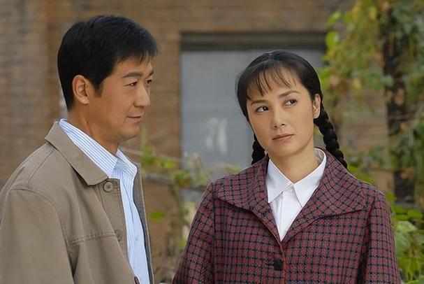 《金婚》是郑晓龙导演于2007年执导的电视剧,由实力派演员张国立