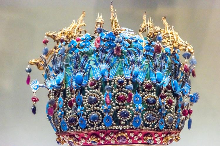 造型庄重,制作精美,基本沿用了宋代皇后用金银镶嵌珠宝的凤冠形式