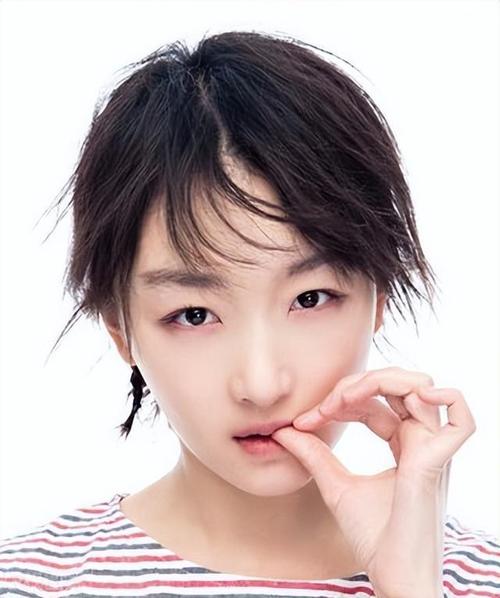 周冬雨(zhou dongyu)是一位中国女演员,出生于1992年1月31日,出生地为