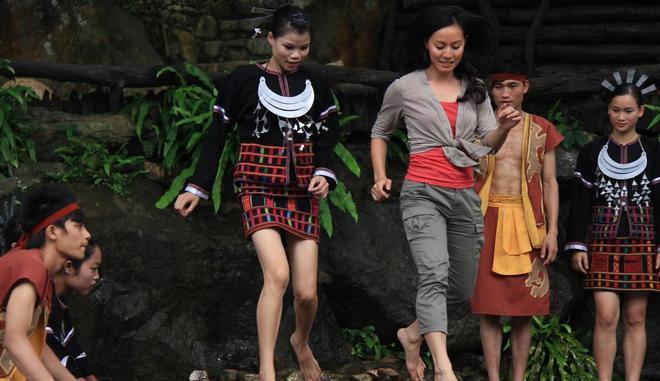 黎族舞蹈也有邀请游客参与的环节,比如这个《打柴舞》,黎族小伙子手持