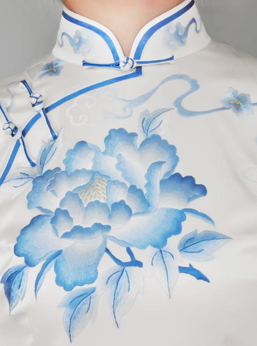 刺绣青花牡丹纹白色素绉锻长款旗袍