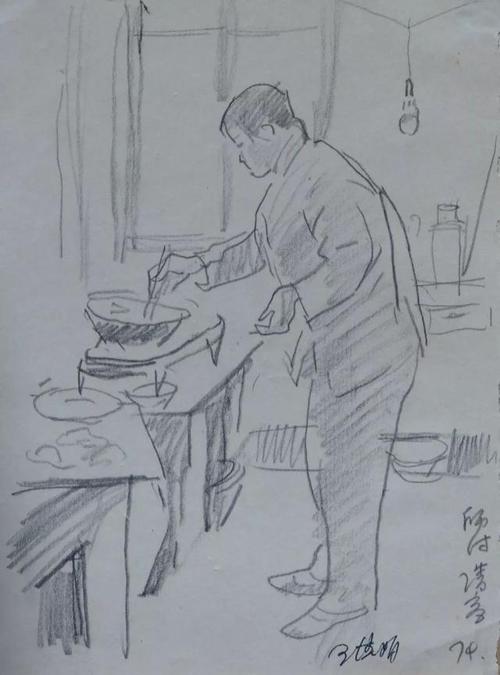 我也画了一张速写,这是师姐正在厨房里忙着做饭