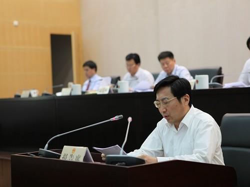 图为市政府副秘书长李京城作关於市级政府融资平台监管工作情况的报告