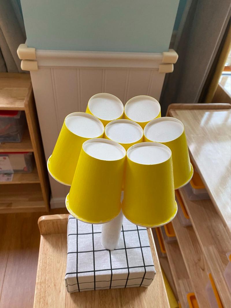 纸杯台灯 娃娃家自制纸杯台灯,用颜料96把纸杯刷成黄色,灯座是废