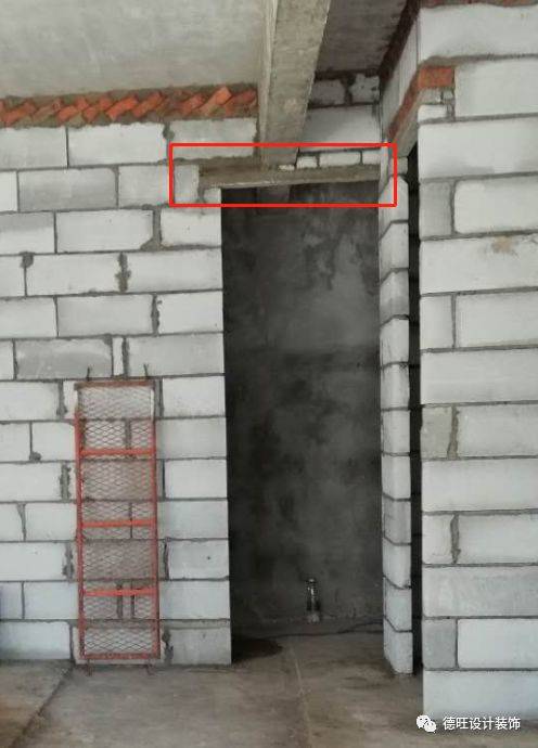门头过梁,拿钢筋加水泥砂浆根据门洞大小进行现场预制,中间加入钢筋