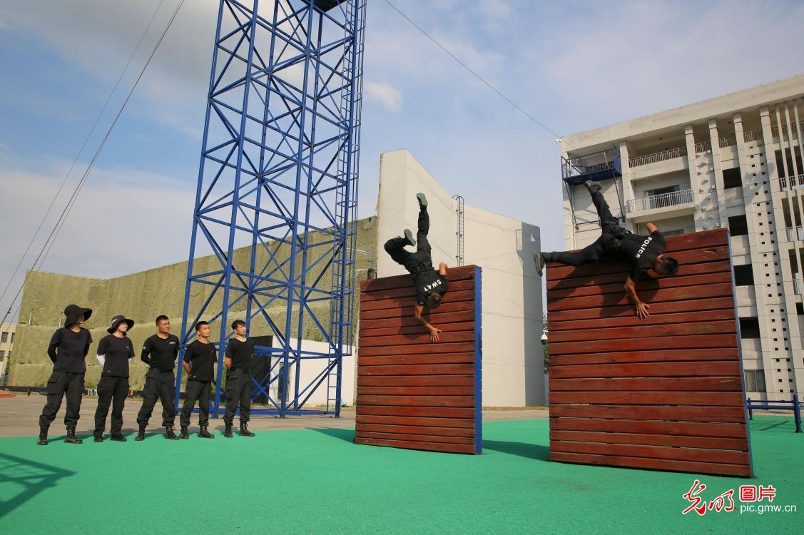 2019年8月5日,在安徽省安庆市公安局特警训练基地,特警队员在进行