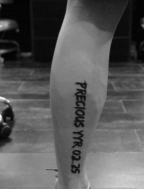 小腿外侧简单的英文单词纹身刺青