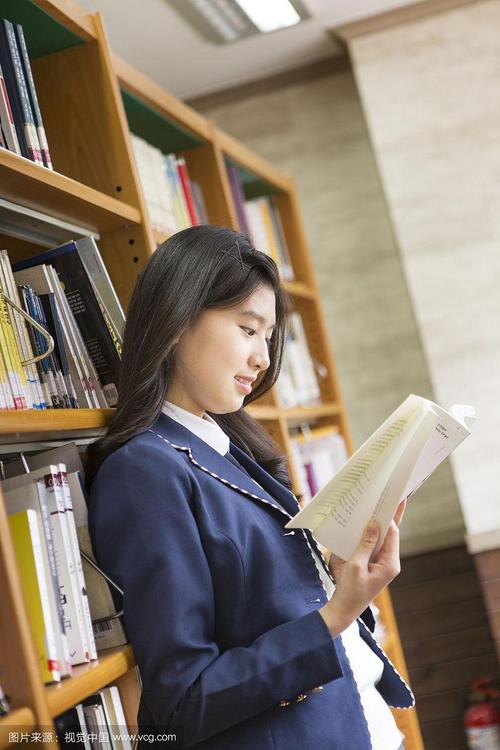 女学生在图书馆看书的照片