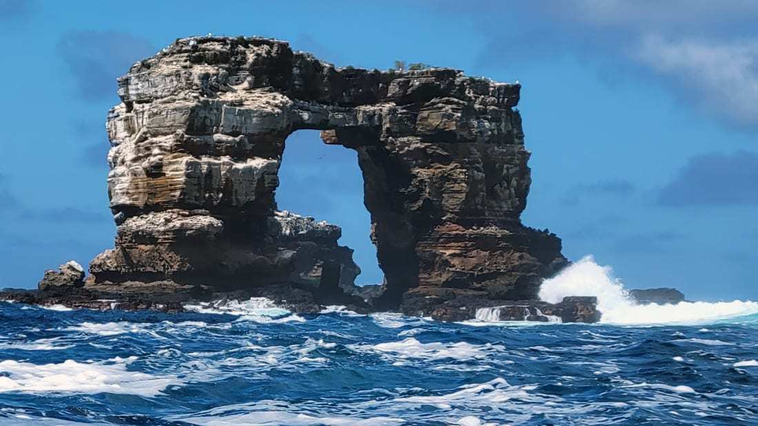加拉帕戈斯群岛的达尔文拱门顶部因自然侵蚀已坍塌